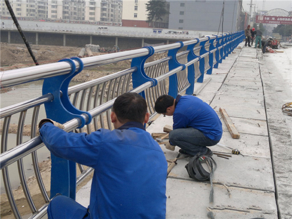 铁门关不锈钢河道护栏的特性及其在城市景观中的应用